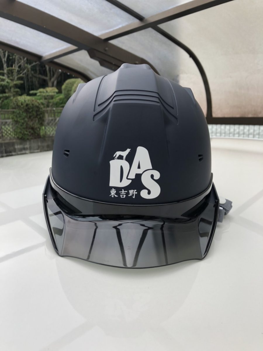 職場のヘルメットに貼るカッティングステッカー、企業のロゴ